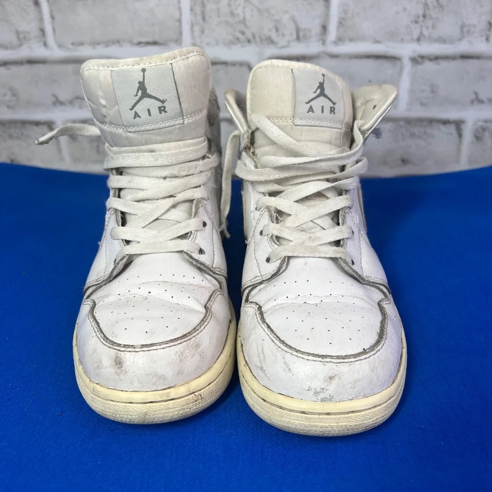 |•NIKE•| Pre-loved White High Tops Size 7Y